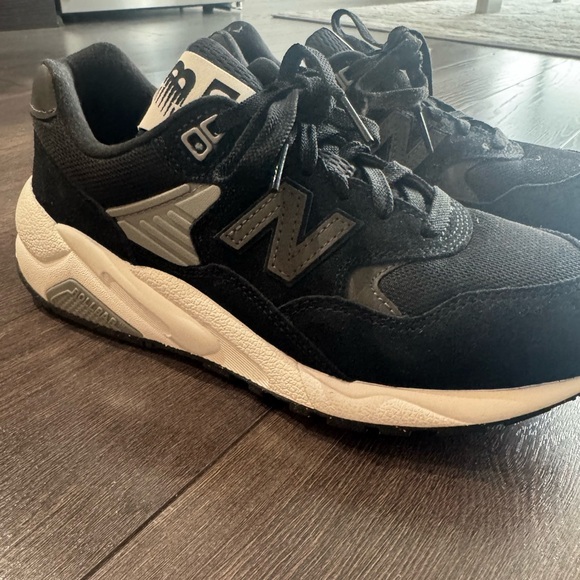 Brand new New Balance Sneakers Size 6 - Picture 1 of 4